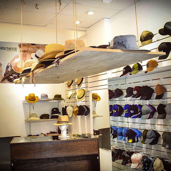 Exhibidor colgante de sombreros de paja
