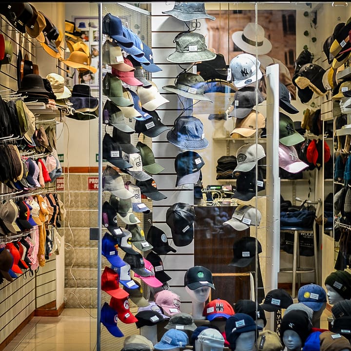 Vidriera con gorras de todos los colores