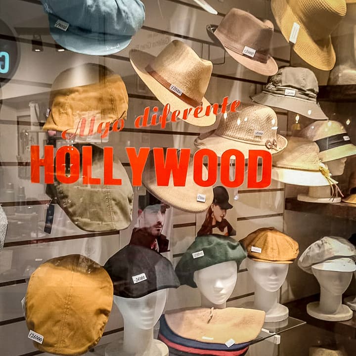 Vidriera con el cartel Hollywood
